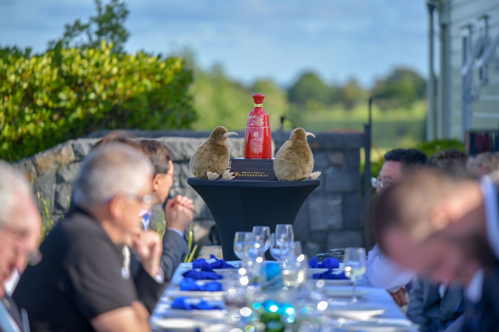 高清大图：第四届国际展望大会现场-19 首席合作伙伴暨官方首席指定用品红西凤精彩亮相国际展望大会（天空2020）VIP晚宴，与新西兰国鸟几维鸟玩偶在一起